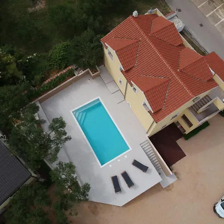 펜션 In With Sea Views, Balcony, Air Conditioning,wifi 592-1 *